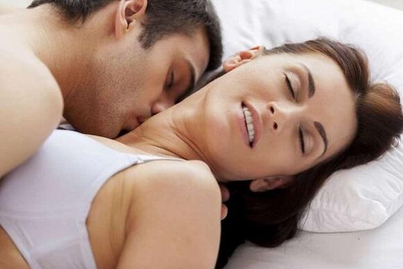 Intimität und hoher Mann mit sexueller Emotion
