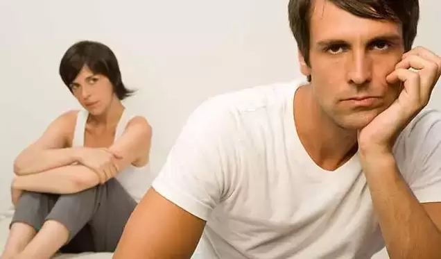 Der Mann hat einen Potenzmangel und ist nicht in der Lage, Intimität zu pflegen.