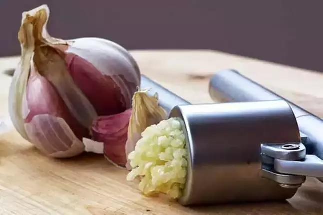 Knoblauch zur Zubereitung stärkender Aufgüsse